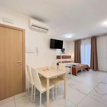 Flat A Stones Throw From The Centre Of بيبيوني